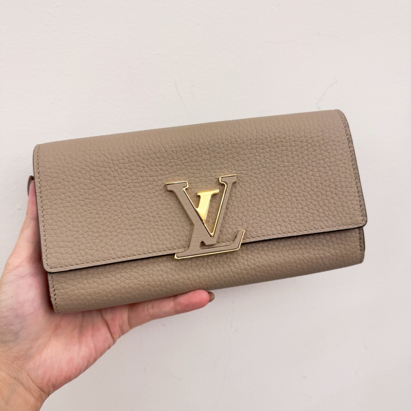 LV Capucines 卵石色長夾 晶片款 近全新-1
