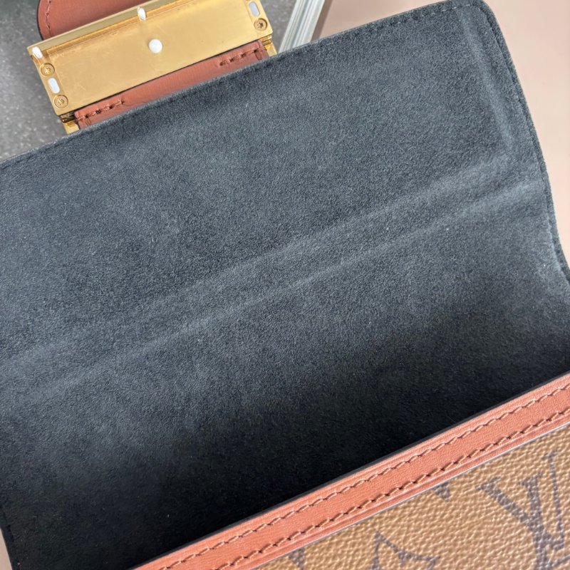 ::Louis Vuitton:: LV M45959 雙色花紋MINI達芙妮肩背包 斜背包-23