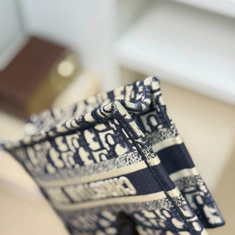 🏷Dior.Mini book tote 刺繡托特包-5