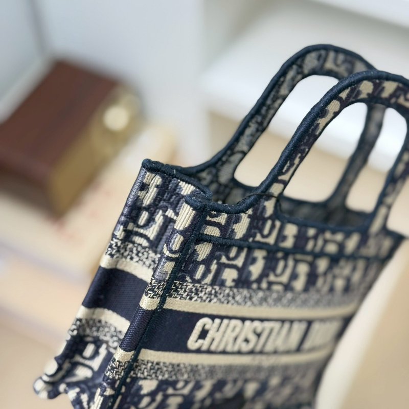🏷Dior.Mini book tote 刺繡托特包-8