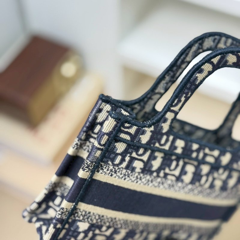 🏷Dior.Mini book tote 刺繡托特包-10
