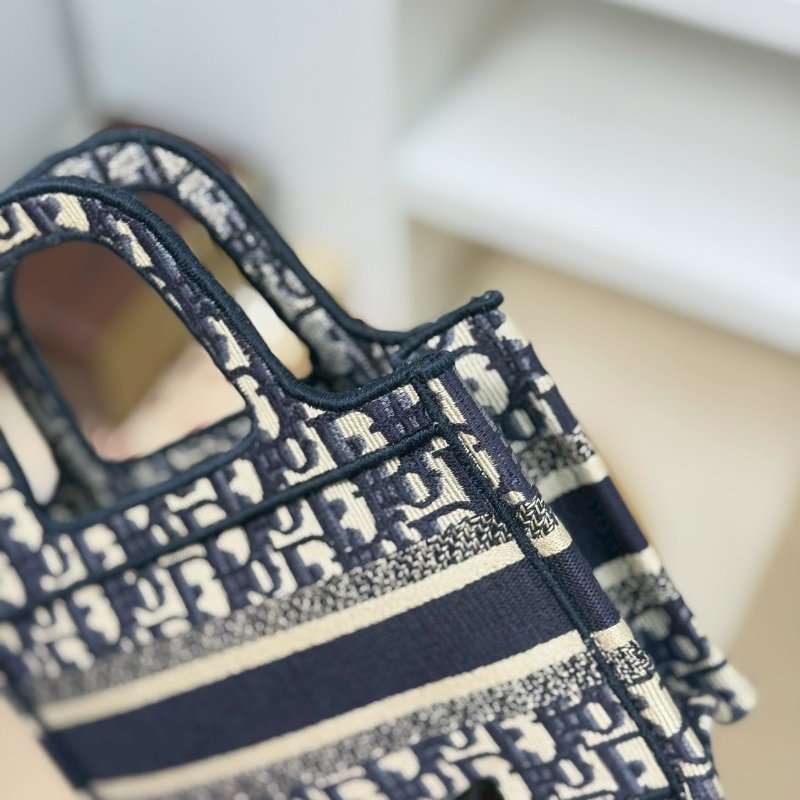 🏷Dior.Mini book tote 刺繡托特包-11