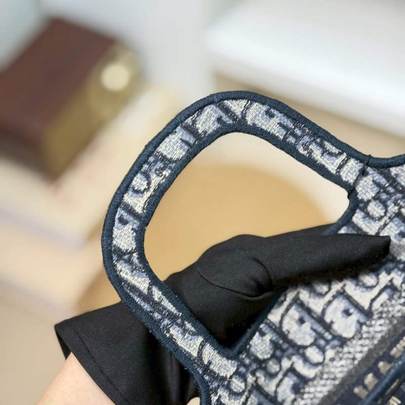 🏷Dior.Mini book tote 刺繡托特包-15