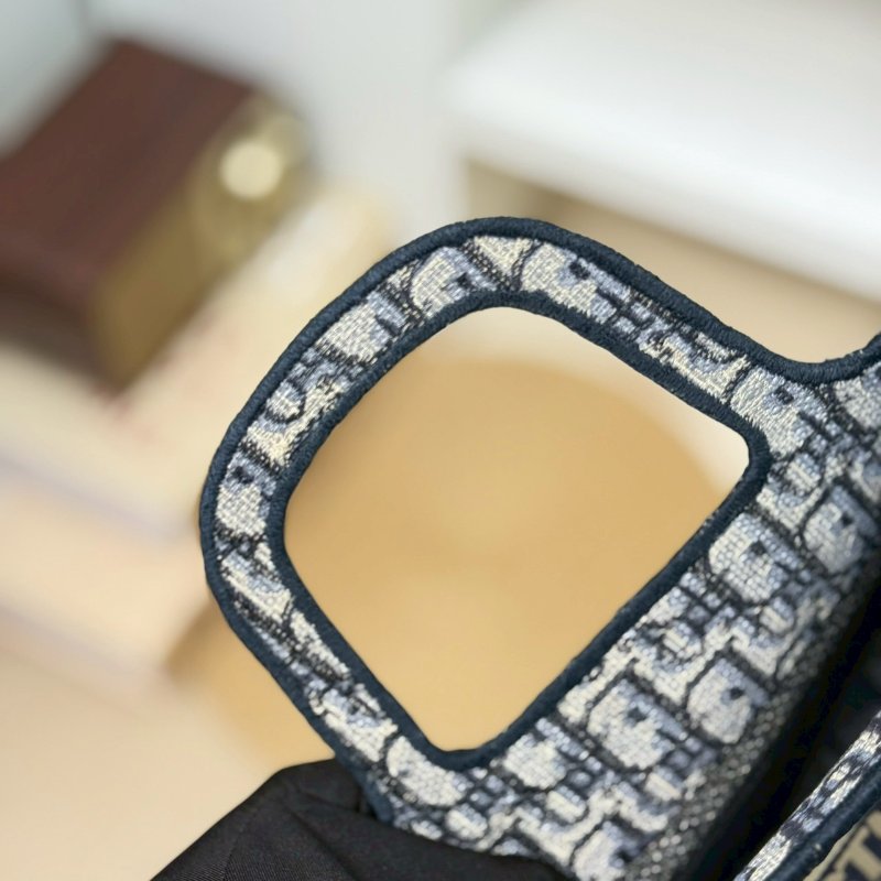 🏷Dior．Mini book tote 刺繡托特包-16