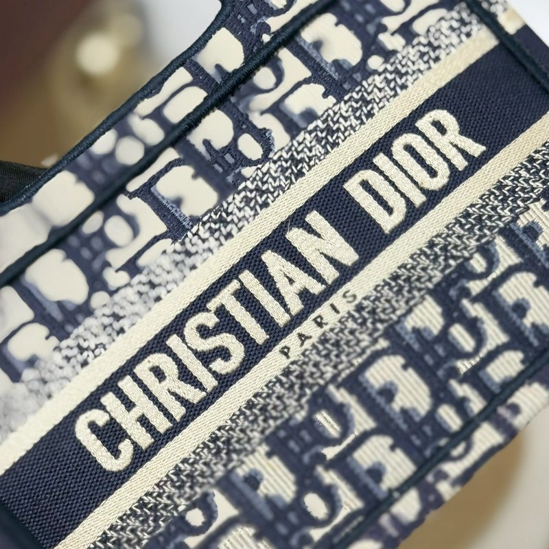 🏷Dior．Mini book tote 刺繡托特包-17