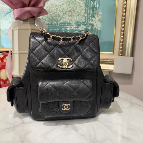 Chanel 黑牛皮菱格紋Duma大號淡金釦前口袋手提後背包AS4398