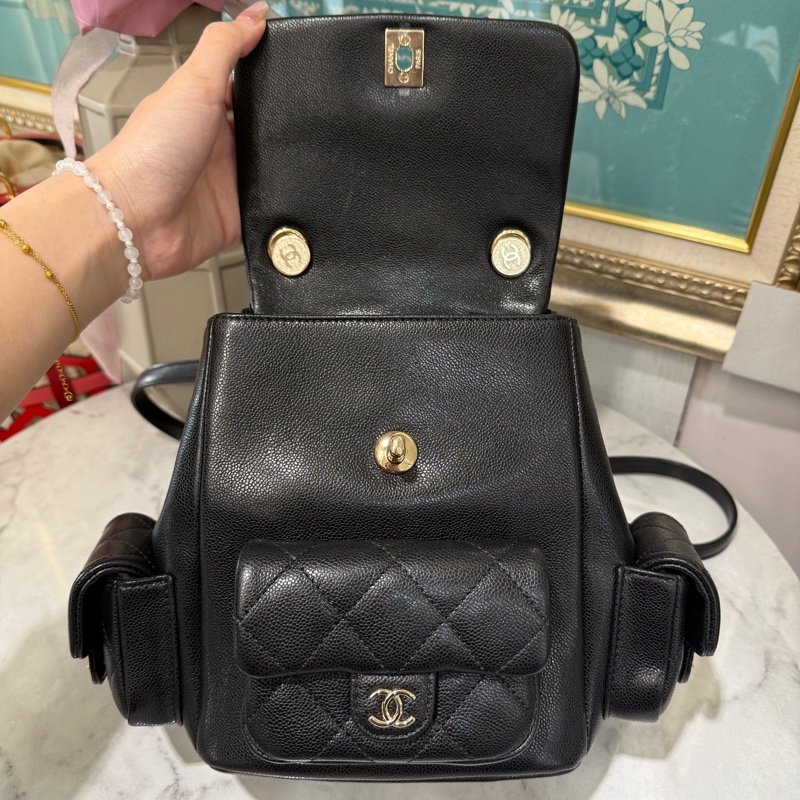 Chanel 黑牛皮菱格紋Duma大號淡金釦前口袋手提後背包AS4398-3