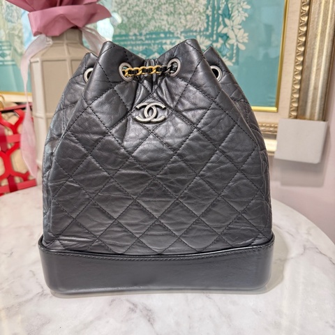 Chanel 黑復刻牛皮菱格紋Gabrielle霧銀釦三色鏈束口流浪後背包A94502