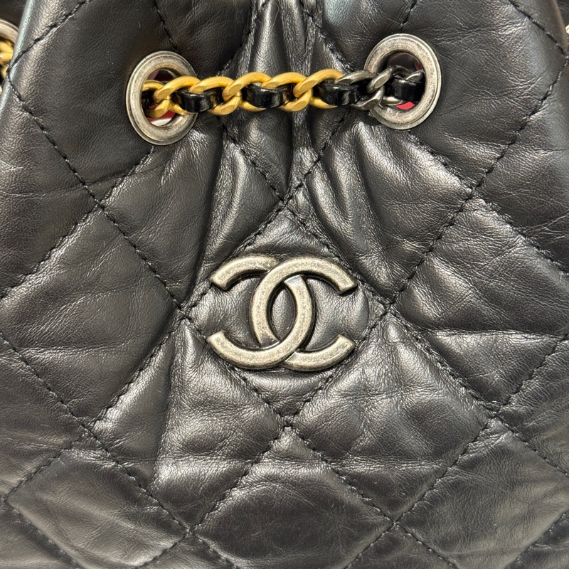 Chanel 黑復刻牛皮菱格紋Gabrielle霧銀釦三色鏈束口流浪後背包A94502-1