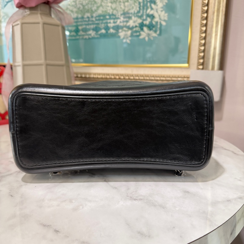 Chanel 黑復刻牛皮菱格紋Gabrielle霧銀釦三色鏈束口流浪後背包A94502-2