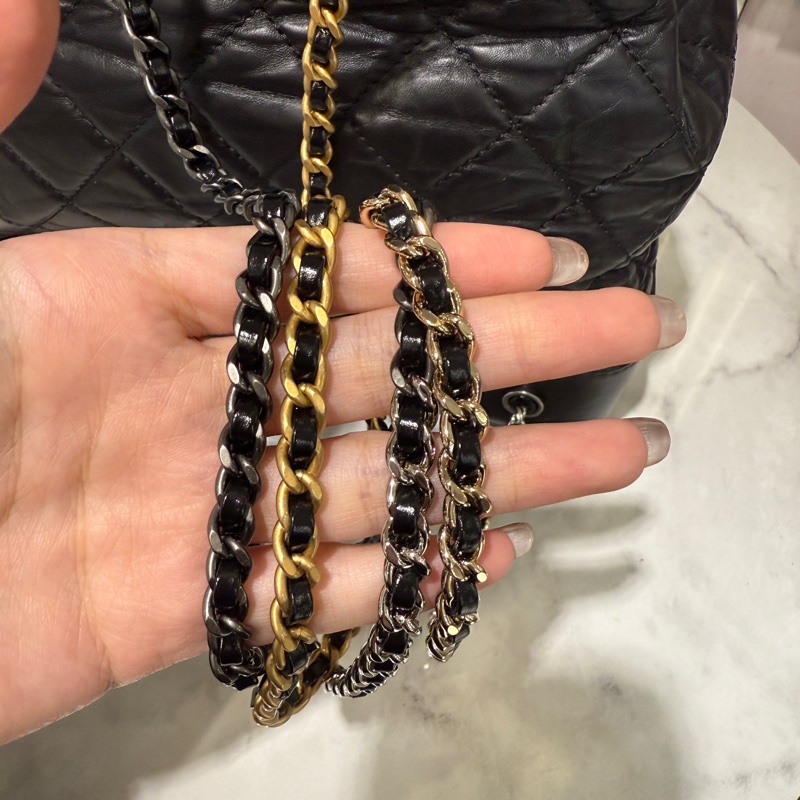 Chanel 黑復刻牛皮菱格紋Gabrielle霧銀釦三色鏈束口流浪後背包A94502-4