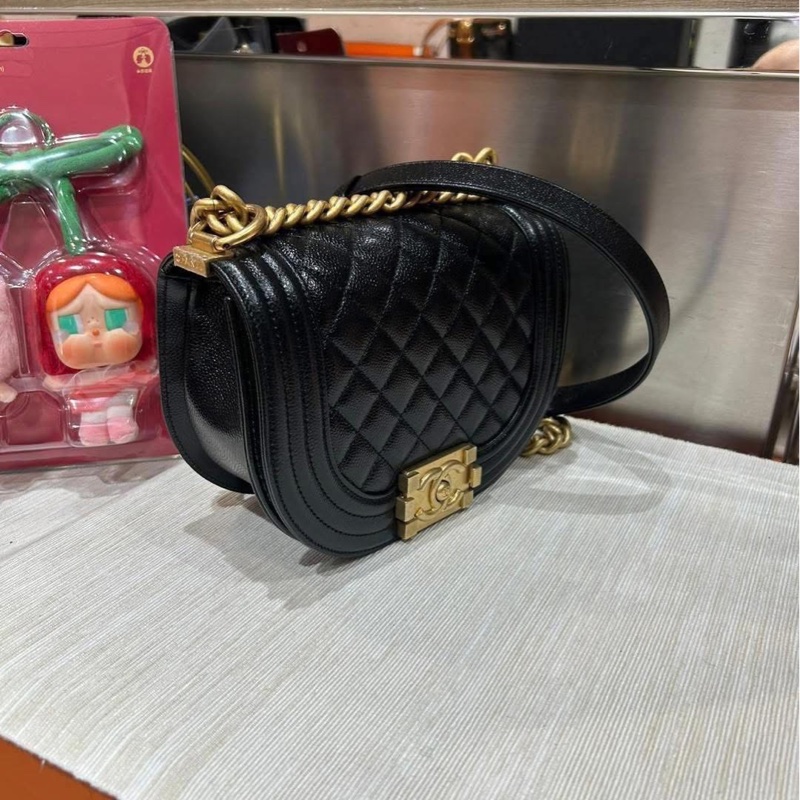 Chanel boy 黑色荔枝牛皮馬鞍boy-1