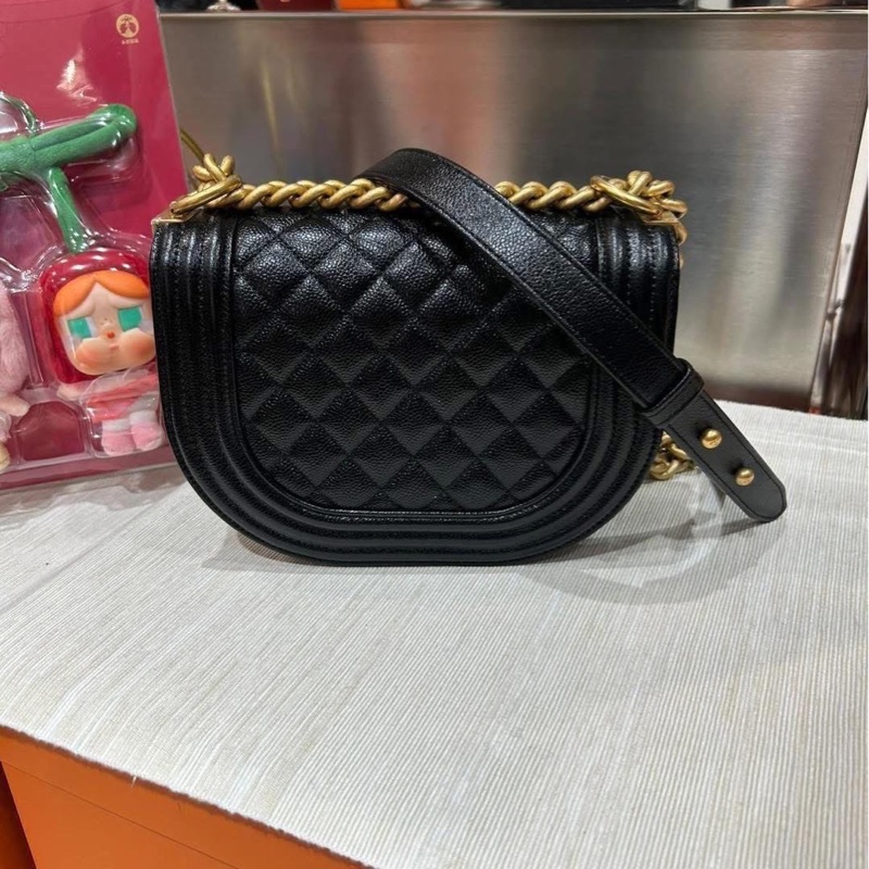 Chanel boy 黑色荔枝牛皮馬鞍boy-2