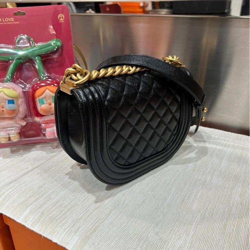 Chanel boy 黑色荔枝牛皮馬鞍boy-3