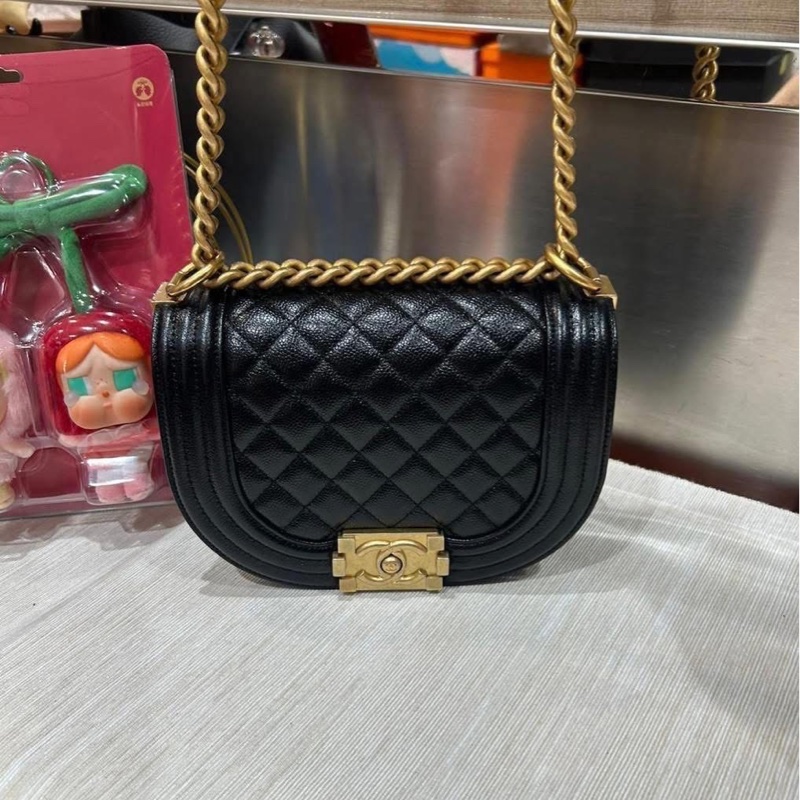 Chanel boy 黑色荔枝牛皮馬鞍boy-5