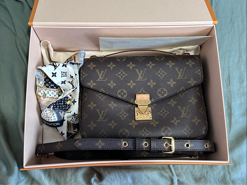 LV m44875 老花郵差包 送一個twilly-0
