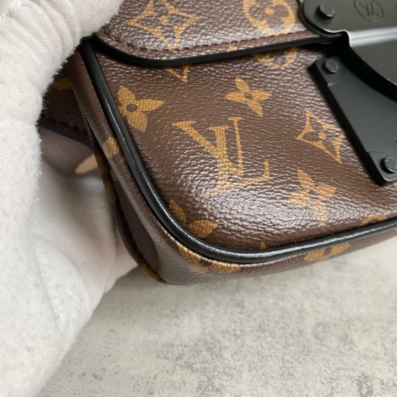 LV S LOCK 經典Monogram帆布腰包 ｜送禮自用｜老花經典｜狀況極佳-11