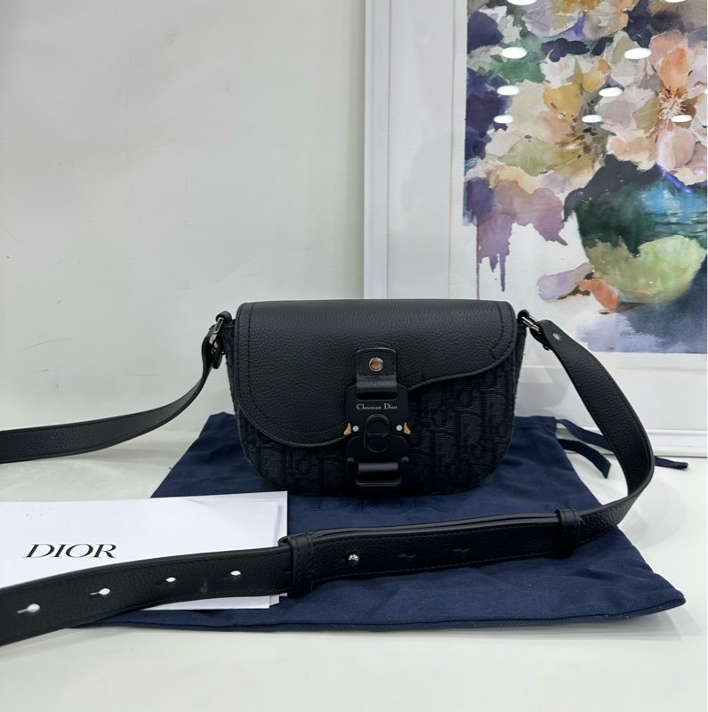 DIOR 迪奧 暗紋馬鞍 mini 23年編碼 有票 經典暗紋老花刺繡 時尚百搭 可手提斜挎 日常非常實用百搭-0