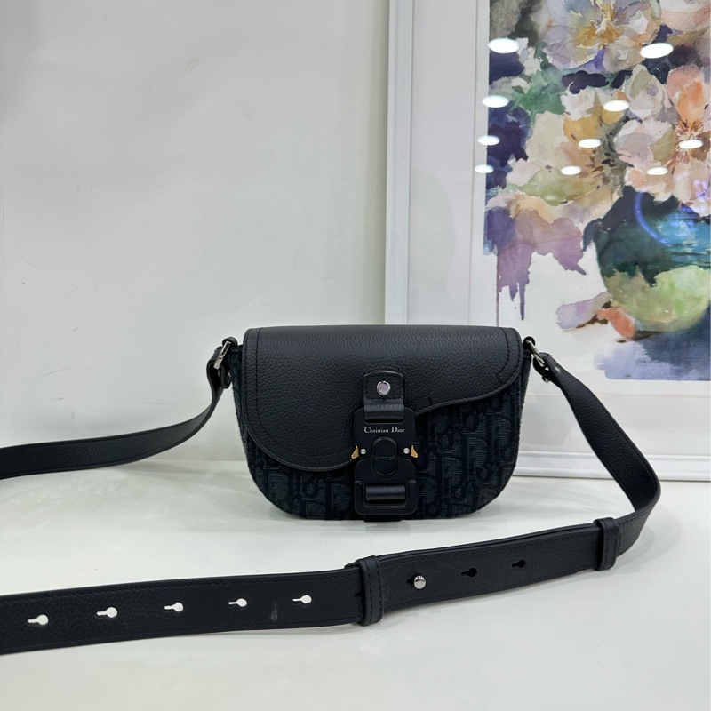 DIOR 迪奧 暗紋馬鞍 mini 23年編碼 有票 經典暗紋老花刺繡 時尚百搭 可手提斜挎 日常非常實用百搭-1