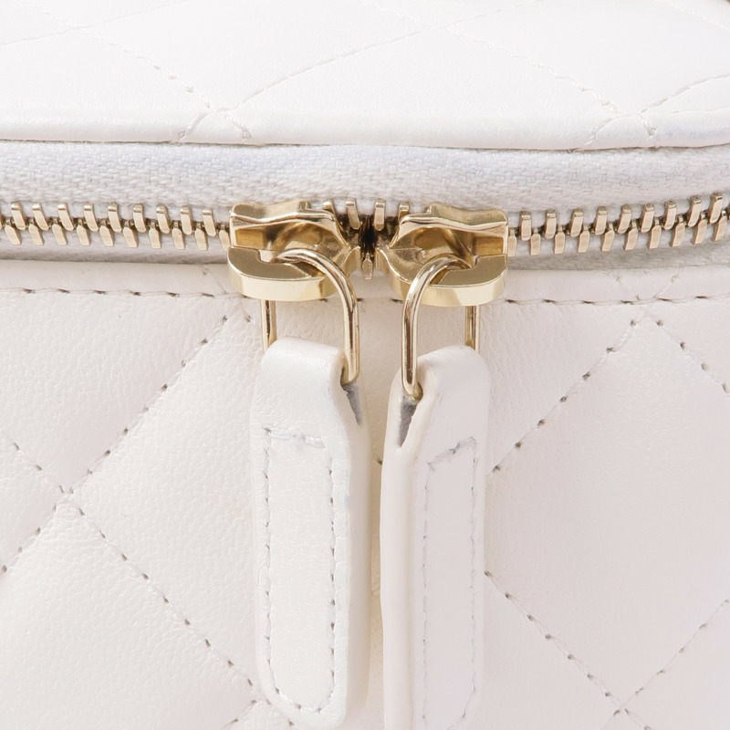 CHANEL 羊皮皮革Vanity Case金扣肩背袋-9