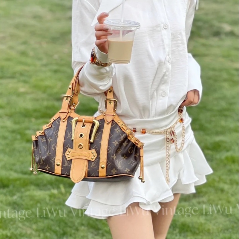 莉亞精品♡LV M92399 餃子包抽繩雙珠 二手-1