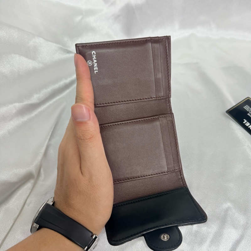 香奈兒Chanel 三摺黑色 琺瑯扣 短夾-6