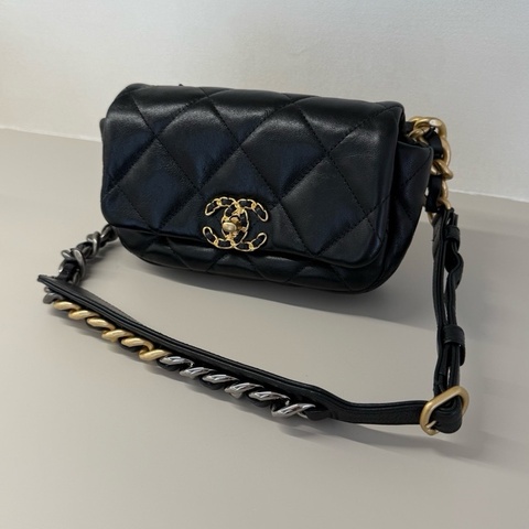 Chanel 19黑金腰包