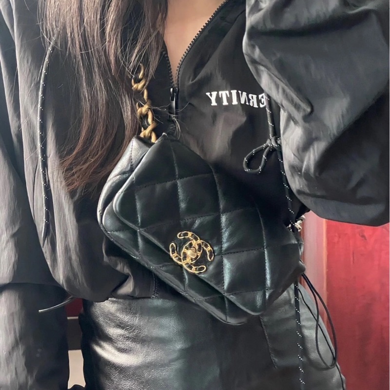 Chanel 19黑金腰包-7