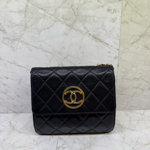 CHANEL黑金羊皮簍空雙C LOGO方型斜背包