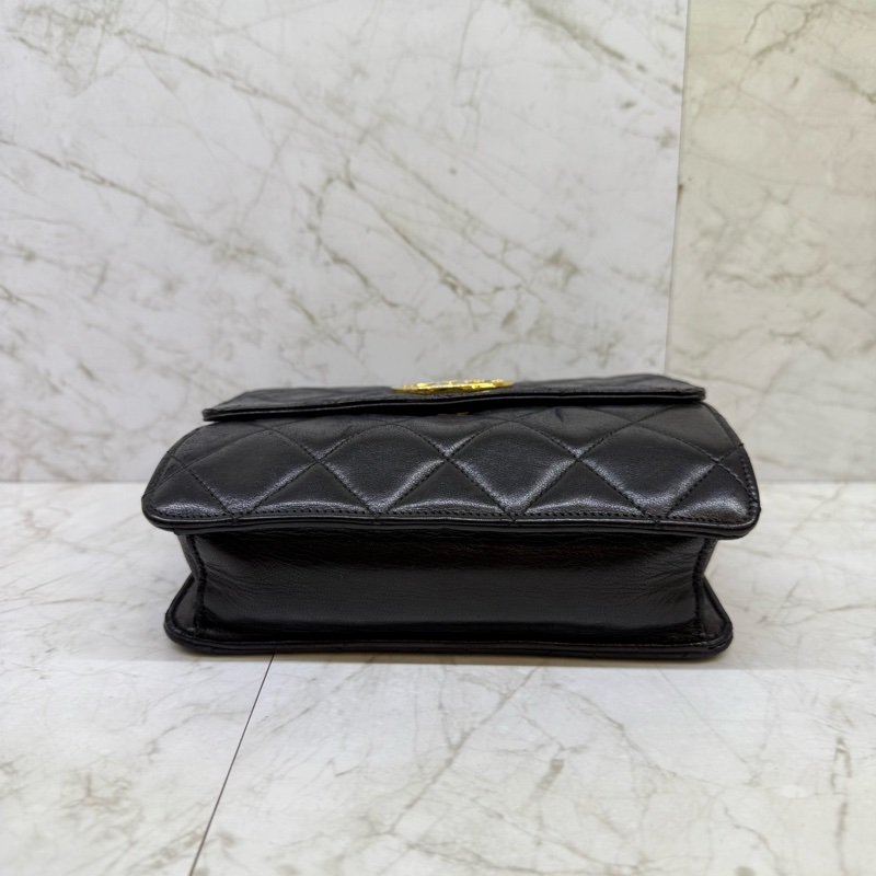 CHANEL黑金羊皮簍空雙C LOGO方型斜背包-4