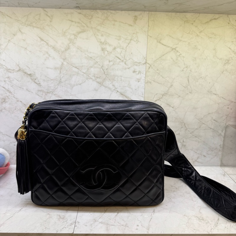 CHANEL黑金羊皮流蘇寬版背帶相機包/1-0