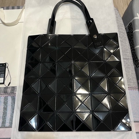 ISSEY MIYAKE 三宅一生 BAOBAO 幾 何方格6x6手提包（黑/亮面）