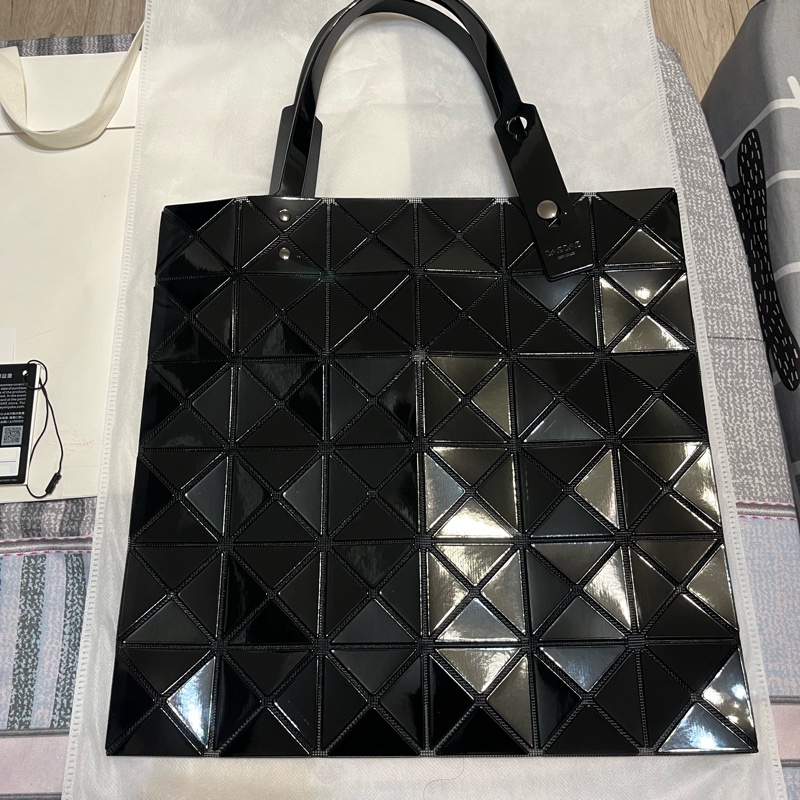 ISSEY MIYAKE 三宅一生 BAOBAO 幾 何方格6x6手提包（黑/亮面）-0