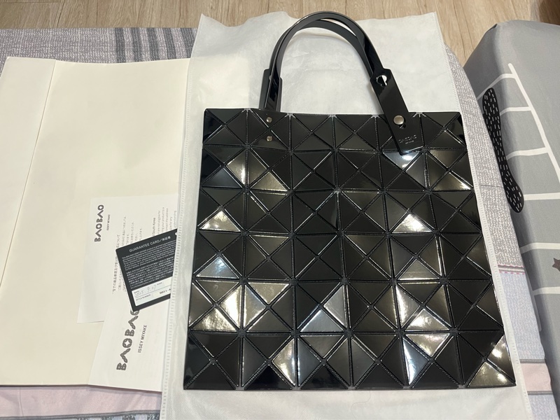 ISSEY MIYAKE 三宅一生 BAOBAO 幾 何方格6x6手提包（黑/亮面）-1