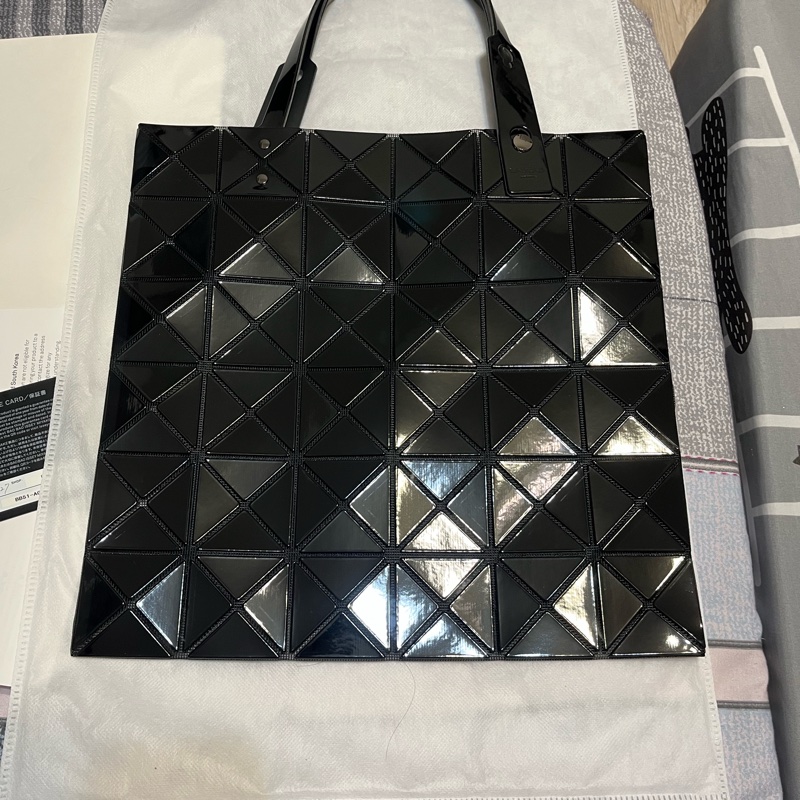 ISSEY MIYAKE 三宅一生 BAOBAO 幾 何方格6x6手提包（黑/亮面）-3