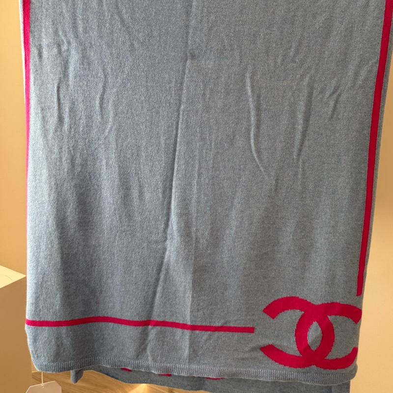 CHANEL 藍底桃紅色logo圍巾-6