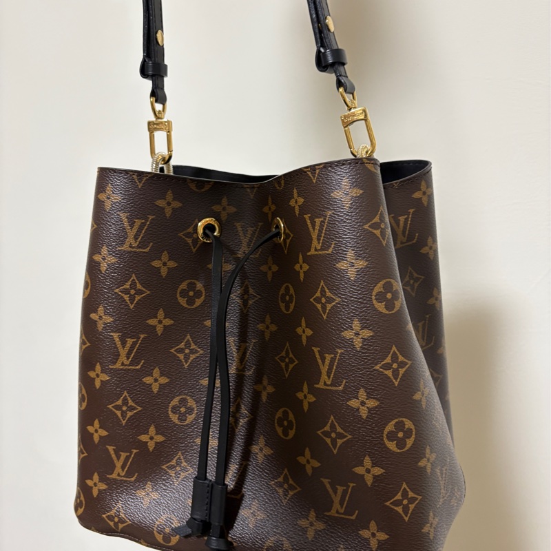 【正品 Louis Vuitton LV Monogram NeoNoé MM 水桶包|型號 M44020|極新保存・金屬包膜保護・百搭經典】-11