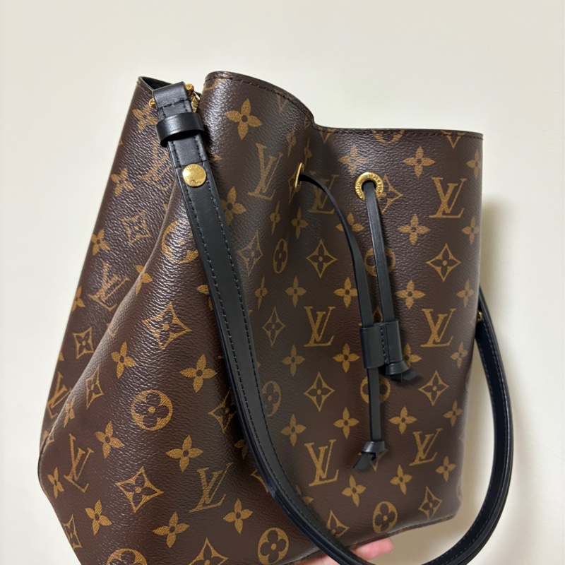 【正品 Louis Vuitton LV Monogram NeoNoé MM 水桶包|型號 M44020|極新保存・金屬包膜保護・百搭經典】-13