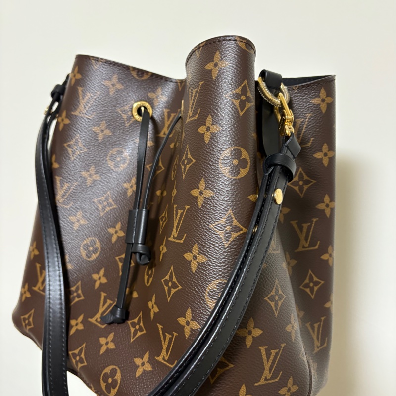 【正品 Louis Vuitton LV Monogram NeoNoé MM 水桶包|型號 M44020|極新保存・金屬包膜保護・百搭經典】-14