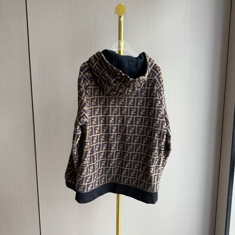 ❤️ FENDI 滿印LOGO外套-1