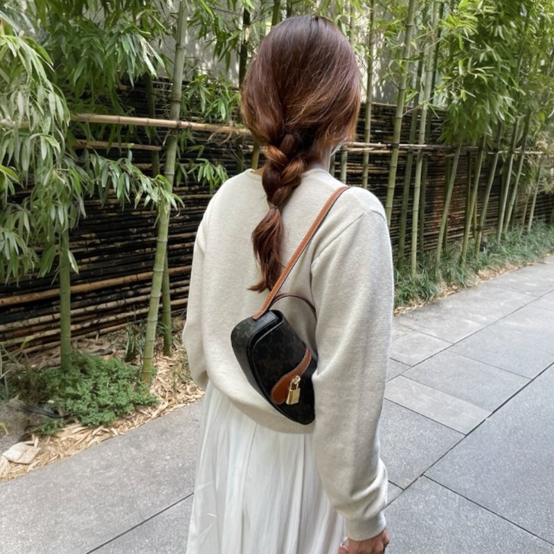 🎉新品好折扣✨ Celine 10I592 凱旋門老花 Taubou 鎖頭包-1