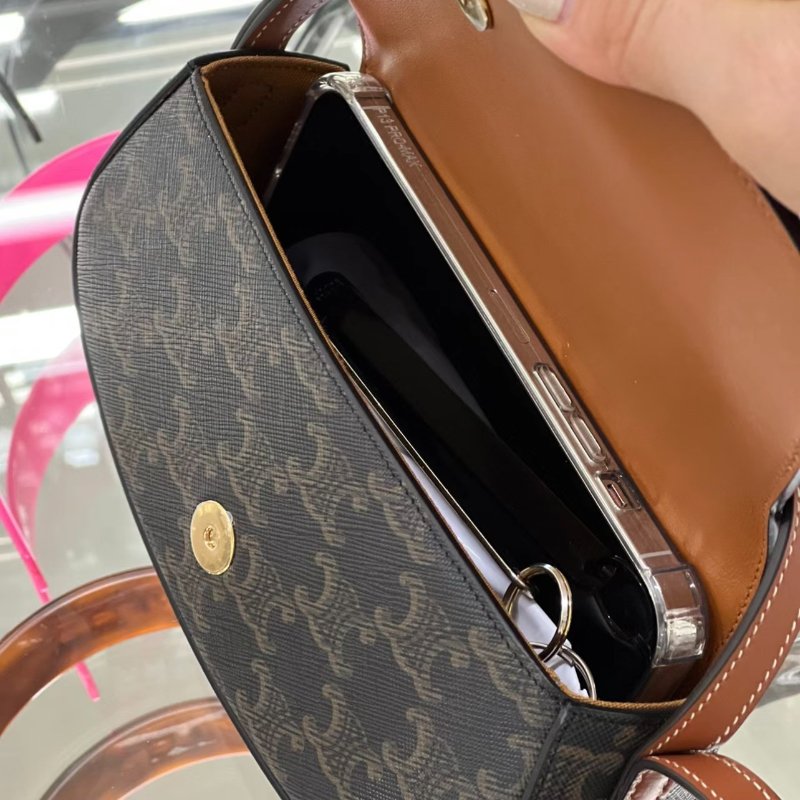 🎉新品好折扣✨ Celine 10I592 凱旋門老花 Taubou 鎖頭包-10