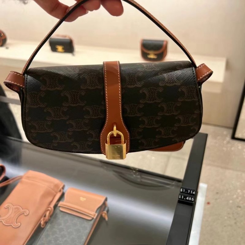 🎉新品好折扣✨ Celine 10I592 凱旋門老花 Taubou 鎖頭包-18