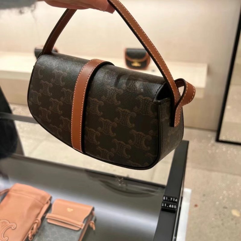 🎉新品好折扣✨ Celine 10I592 凱旋門老花 Taubou 鎖頭包-21