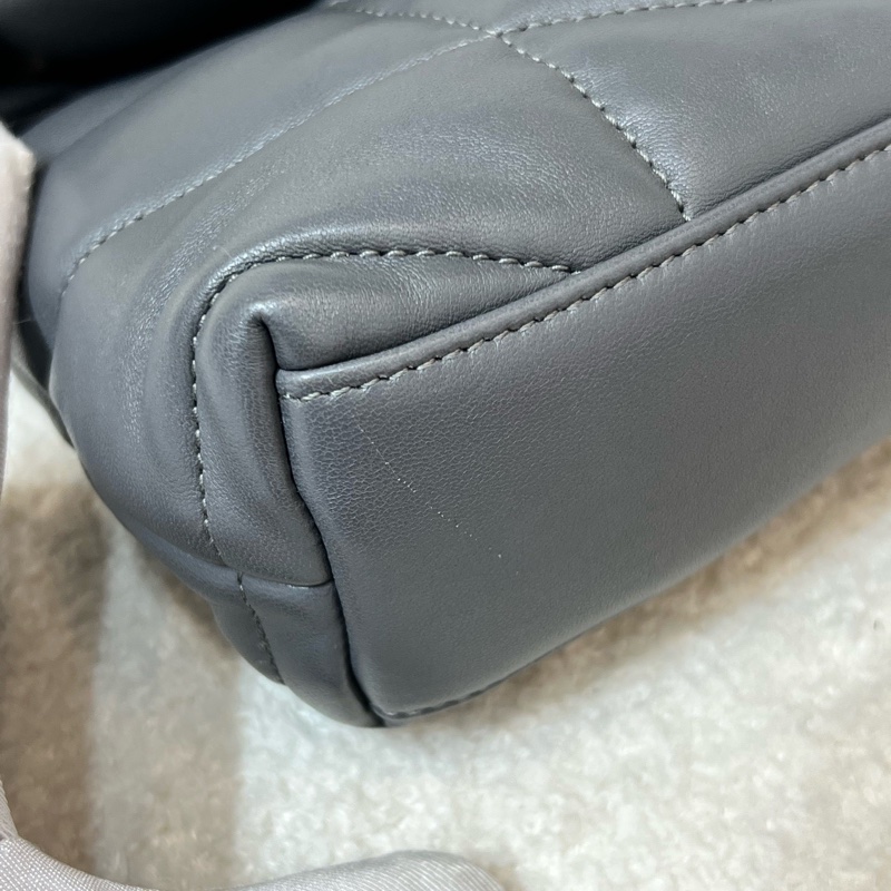 YSL UFFER TOY灰金羊皮革 迷你mini雲朵包手袋鏈條包22年 塵袋 尺寸約22.5*16*8。-15