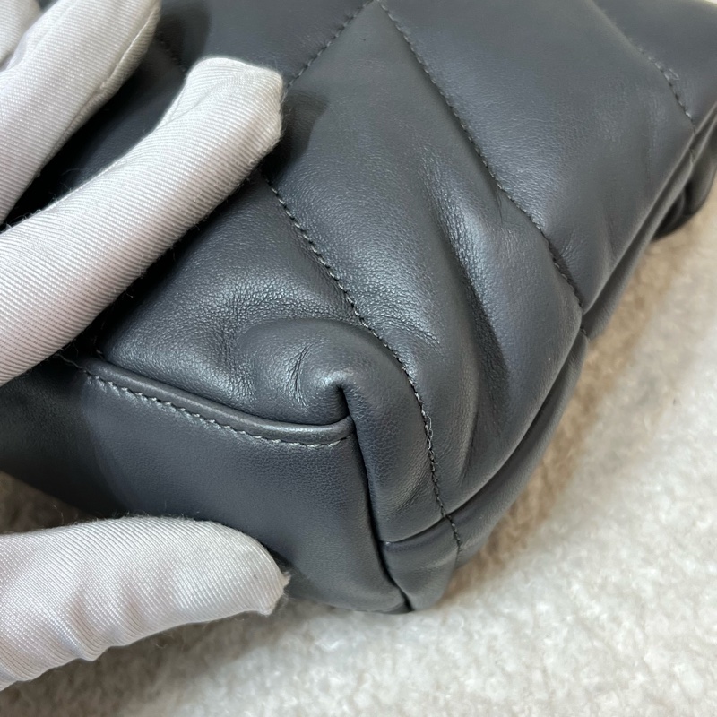 YSL UFFER TOY灰金羊皮革 迷你mini雲朵包手袋鏈條包22年 塵袋 尺寸約22.5*16*8。-17
