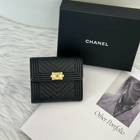 CHANEL Boy V紋三折短夾 - 黑金24開