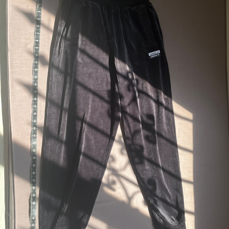Adidas Originals 款式： 燈芯絨長褲 細節： 褲子側邊有Adidas Originals 的標誌，腰部有抽繩設計，褲腳為縮口。-3
