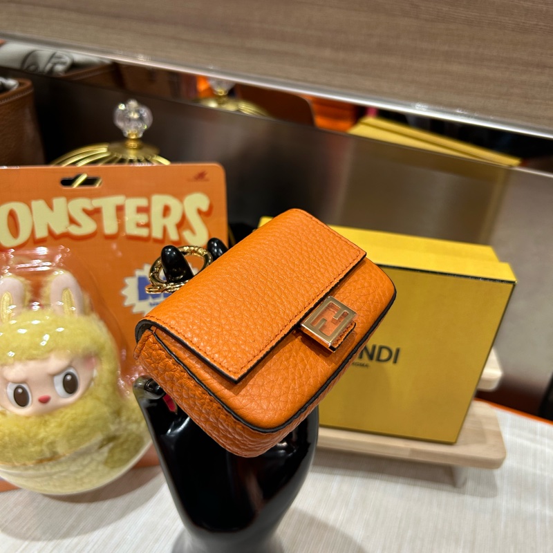 Fendi迷你法棍,Fendi 小牛皮散子包charm-1
