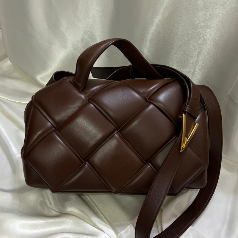 Bottega Veneta Cassette Bag 深巧克力棕色斜背包 Hailey Bieber同款-0
